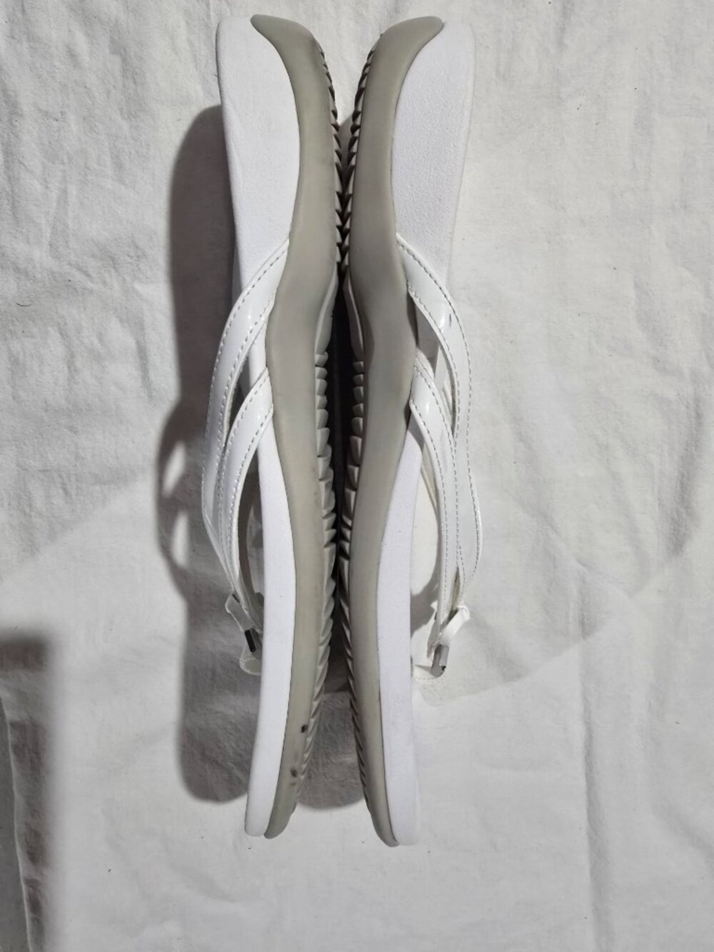 Vionic Bella X White Patent Bow Orthotic Thong Sandals – Women's Size 12 WIDE - Picture 10 of 13